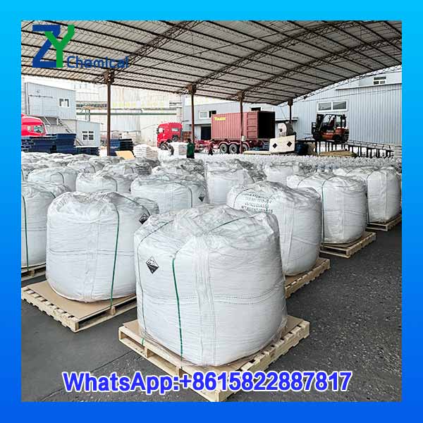 Chargement logistique de soude caustique perl&eacute;e en big bags de 1000 kg au port de Tianjin
