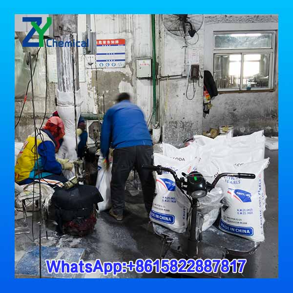 Processus d'ensachage automatisé en usine : remplissage et scellage à chaud des sacs de 25 kg de perles de soude caustique de haute pureté