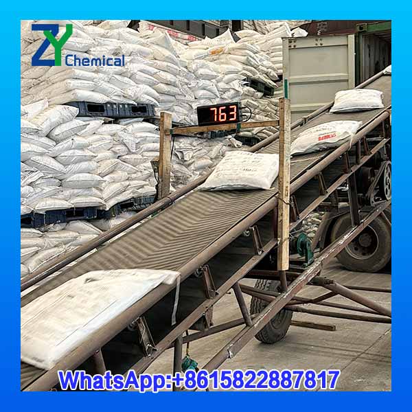 Ligne de conditionnement de caustique soude paillette 25kg et chargement de conteneur au port de Tianjin pour exportation Afrique
