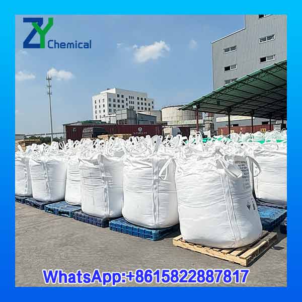 Grand stock de soude caustique en perle en grands sacs jumbo de 1200kg dans l'entrep&ocirc;t de Tianjin Zhongying Chemical