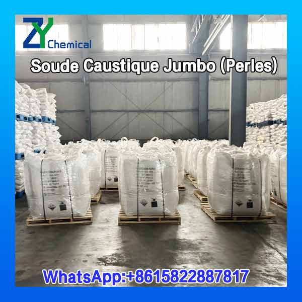 Grand stock de soude caustique en perle en grands sacs jumbo de 1200kg dans l'entrep&ocirc;t de Tianjin Zhongying Chemical