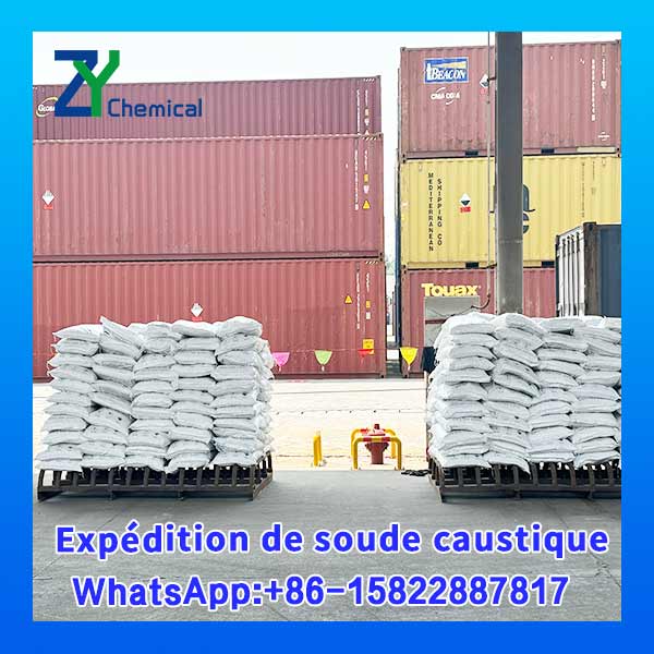 Chargement de conteneurs de soude caustique au port pour export en Europe